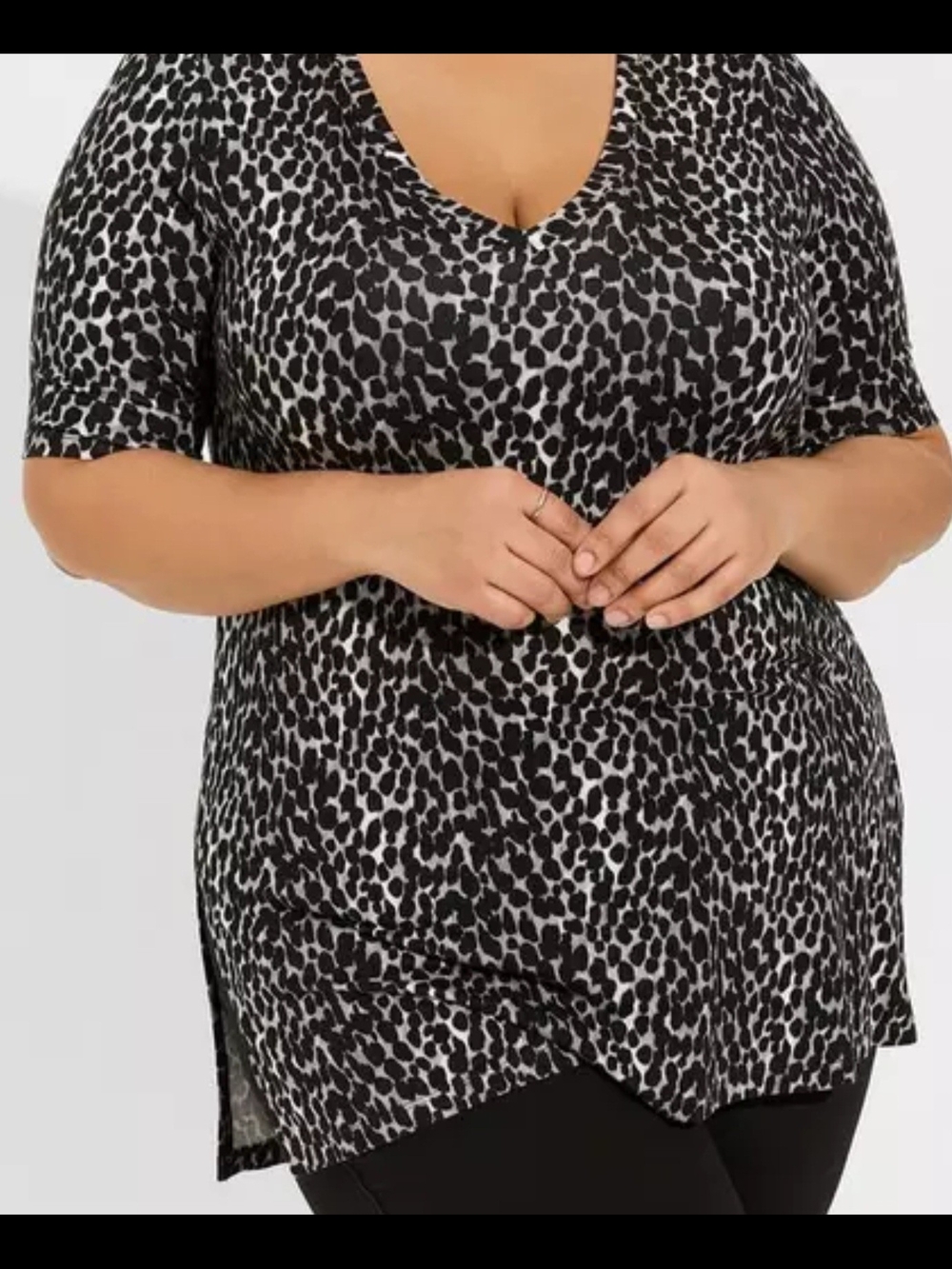 torrid Black & White Animal Print V-Neck Tunic Size 0